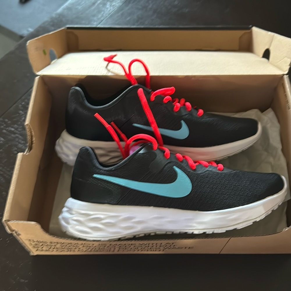 NIB W Nike Revolution 6 NN Size 7.5